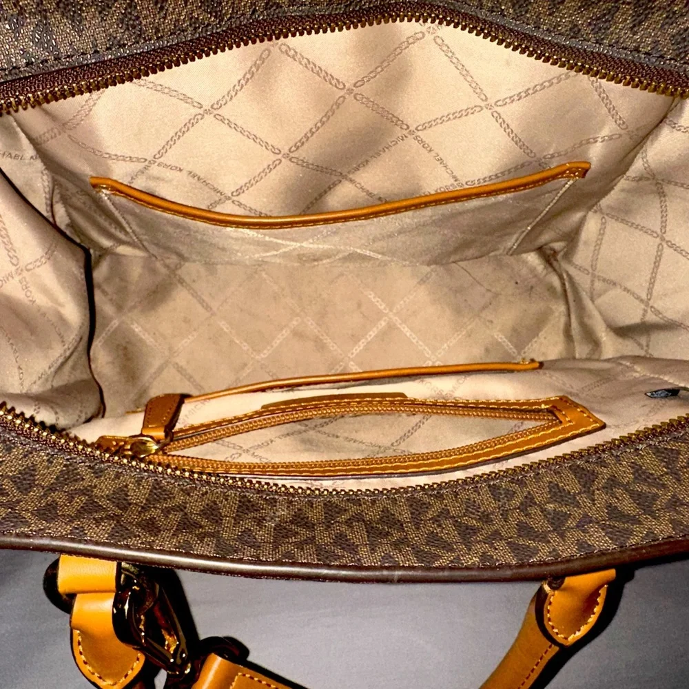 Michael Kors Crossbody - Picture 1 of 4